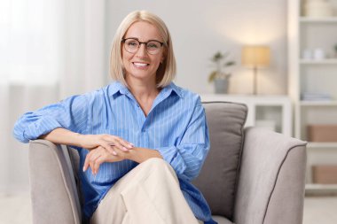 Gülümseyen orta yaşlı bir kadının portresi.