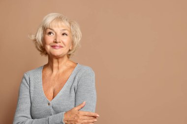 Açık kahverengi arka planda güzel bir son sınıf kadınının portresi, metin için boşluk