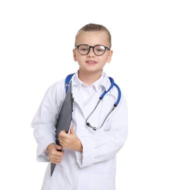 Steteskop ve not panosuyla beyaz arka planda doktor gibi davranan küçük bir kız. Geleceğin mesleğini hayal etmek