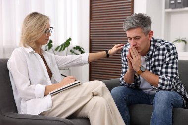 Ofiste hastayla çalışan profesyonel psikolog.