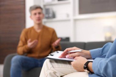 Ofiste hastayla çalışan profesyonel psikolog, seçici odaklanma