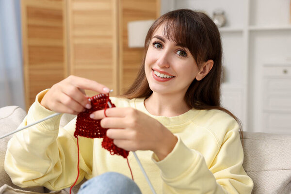 Красивая женщина вязание с иголками дома