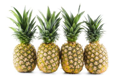 Birçok taze ananas beyaza izole edilmiş.