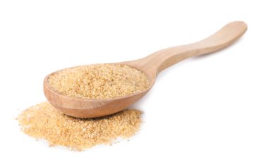 Çiğ buğday filizli kaşık beyaza izole edilmiş.