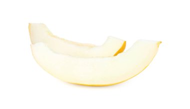 Olgun kavun dilimleri beyaza izole edilmiş.