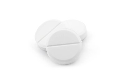 Açık gri arka planda antibiyotik haplar, yakın plan. Tıbbi tedavi.