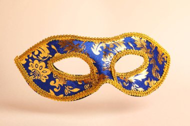 Bej arka planda güzel parlak karnaval maskesi