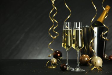 Şampanya bardakta ve dekor siyah masa, boşluk ya da metin üzerinde. Noel kutlaması