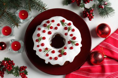 Geleneksel klasik Noel pastası ve dekorasyonu beyaz masada, düz yatıyordu.