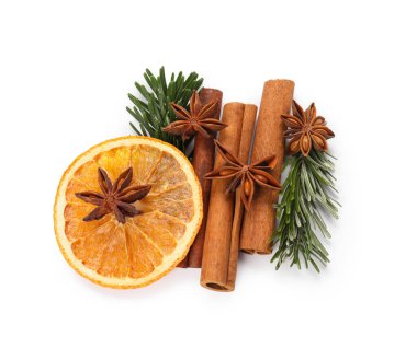 Farklı aromatik baharatlar, beyaza izole edilmiş, üst manzara. Noel sezonu