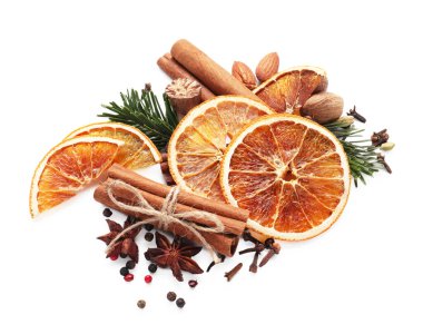 Beyaza izole edilmiş farklı aromatik baharatlar. Noel sezonu