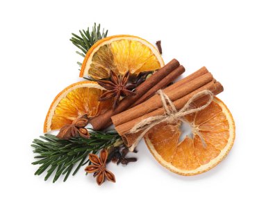 Farklı aromatik baharatlar, beyaza izole edilmiş, üst manzara. Noel sezonu