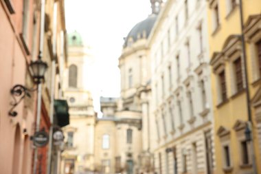 Şehir caddesindeki güzel binaların bulanık manzarası, alçak açı.