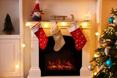 Süslü şömine ve Noel ağacı. Şenlikli iç mekan