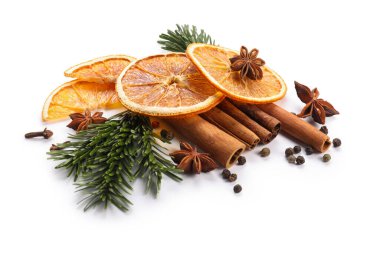 Beyaza izole edilmiş farklı aromatik baharatlar. Noel sezonu
