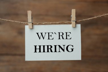 Tahta arka planda sicimle tuttuğumuz yazılı kağıt. İnsan Kaynakları