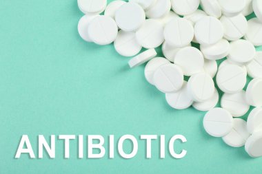 Kelime antibiyotiği ve su rengi arka plan hapları, üst görünüm