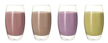 Protein karışımları beyaz bardakta izole edilmiş farklı aromalı.