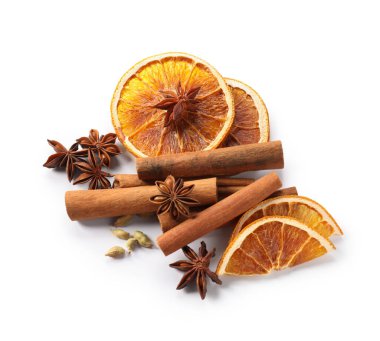 Farklı aromatik baharatlar, beyaza izole edilmiş, üst manzara. Noel sezonu