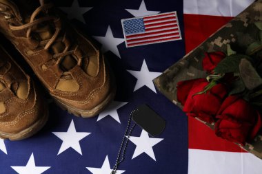 Gaziler Günü. Amerikan askeri bandı, jeton, Amerikan bayrağı, güller ve askeri üniforma, düz konum