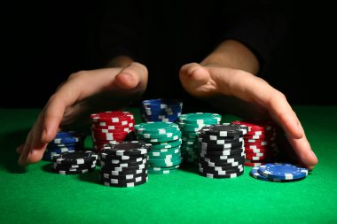 Yeşil masada poker fişleri olan kadın, yakın plan.