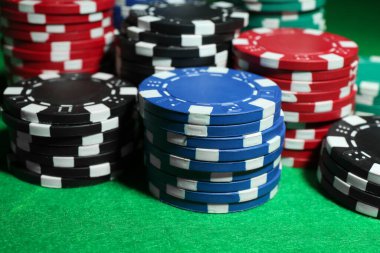 Poker oyunu. Kumarhane fişleri yeşil masada, yakın plan.