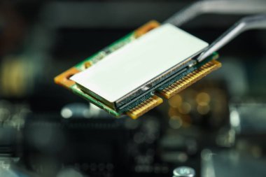 Bulanık arkaplanda kablosuz ağ kartı, yakın plan. Elektronik mühendisliği