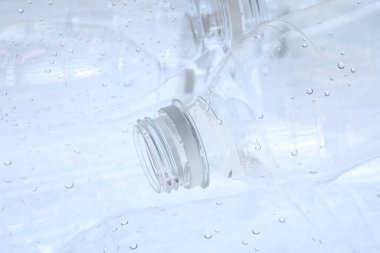 Arkaplan olarak birçok plastik şişe, yakın görünüm