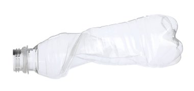 Kırışmış bir plastik şişe beyaza izole edilmiş.