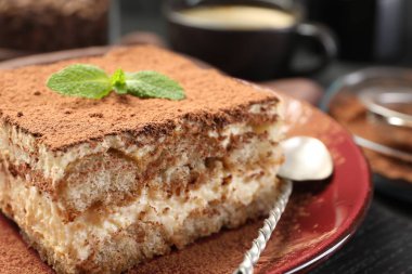 Siyah tahta üzerinde naneli nefis tiramisu, yakın plan.