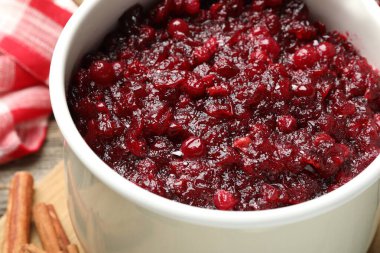 Tabakta yaban mersini sosu, yakın plan.