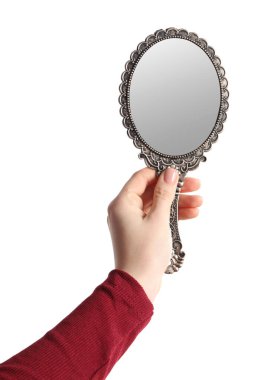 Beyaz arka planda klasik ayna tutan kadın, yakın plan.