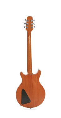 Beyazda izole edilmiş bir tahta elektro gitar.