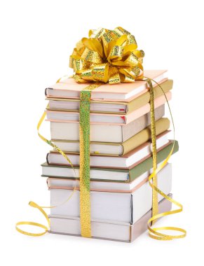 Altın yaylı kitap yığını beyaza izole edilmiş bir hediye olarak.