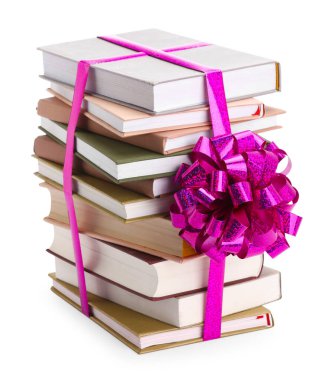 Mor yaylı kitap yığını beyaza izole edilmiş bir hediye olarak.