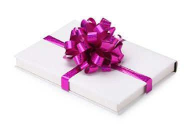 Mor yaylı bir kitap beyaza izole edilmiş bir hediye olarak.