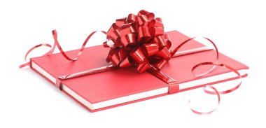 Kırmızı fiyonklu bir kitap beyaza izole edilmiş bir hediye.