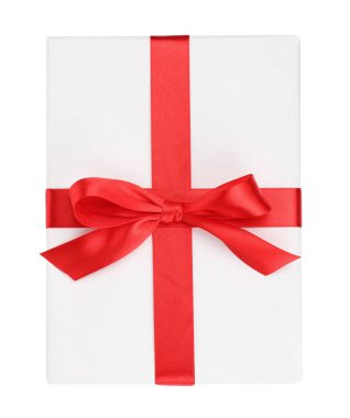 Kırmızı kurdeleli bir kitap hediye olarak beyaz manzarada izole edilmiş.