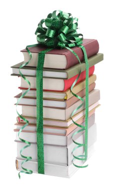 Yeşil fiyonklu kitap yığını beyaza izole edilmiş bir hediye olarak.