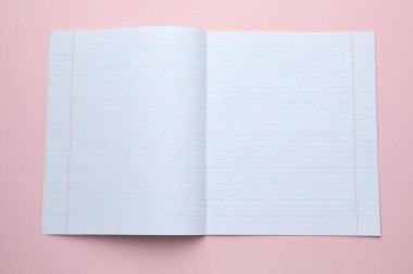 Pembe arka plan, üst görünüm üzerine metin aç. Okul sayfası