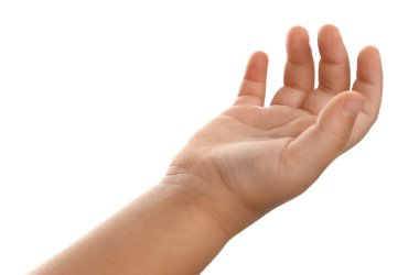 Beyaz arka planda küçük bir çocuk, eli yakın.