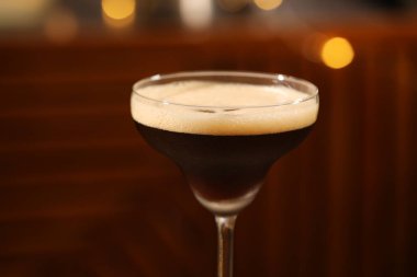 Bulanık ışıklara karşı cam içinde nefis espresso martini.
