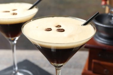 Kahve çekirdekli nefis espresso martini, yakın plan.