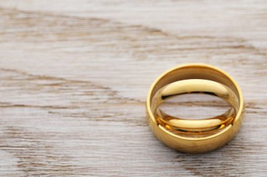 Güzel altın alyans ahşap masada, yakın plan. Metin için boşluk