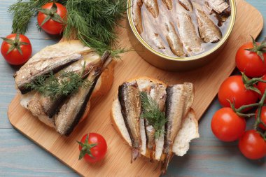 Açık mavi ahşap masada servis edilen lahanalı ve dereotlu lezzetli sandviçler.