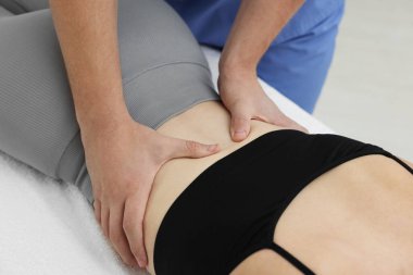 Osteopat masaj yapan kadın kliniğe geri döndü, yakın plan. Manuel terapi.