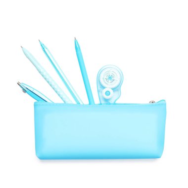 Beyaz, üst görünümde izole edilmiş farklı kırtasiyeye sahip kalem kutusu