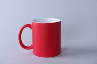 Açık arkaplanda boş bir kırmızı kupa. Tasarım için model