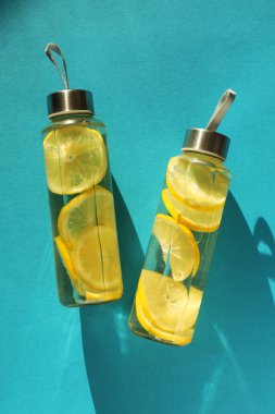 Mavi arka planda limonlu su, üst manzara.