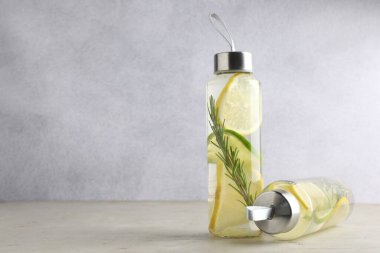 Limonlu limonlu limon suyu ve gri masadaki biberiyeli biberiye.